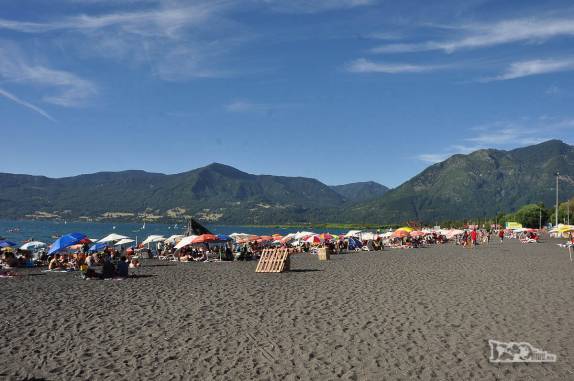 Praia do lago Villarrica cheia em dia ensolarado em Pucón, no sul do Chile